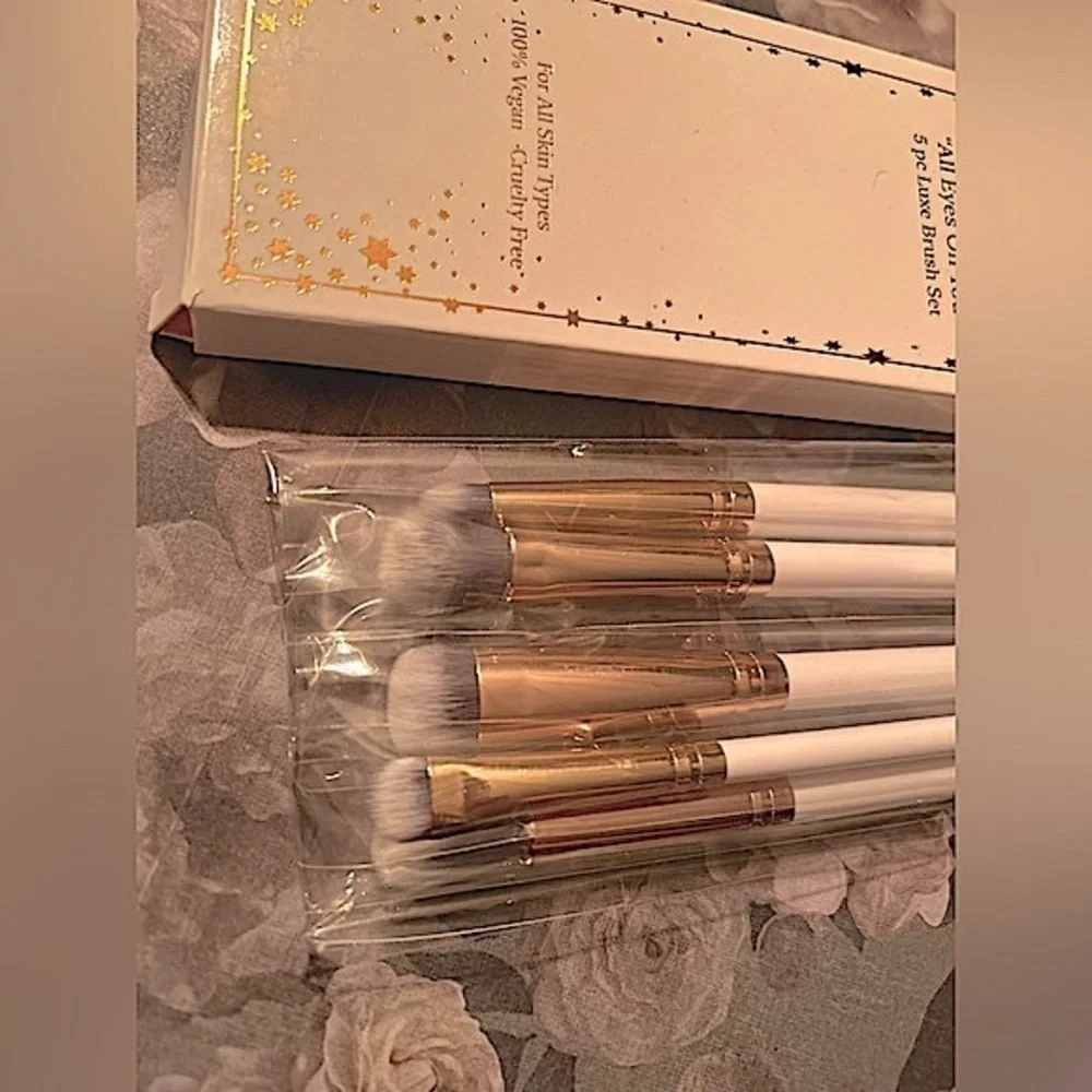 Brand new, Crown “All Eyes on You” 5 piece Luxe makeup brush set